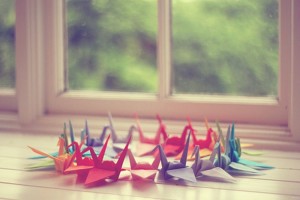 origami-tsuru-colorido-janela-1